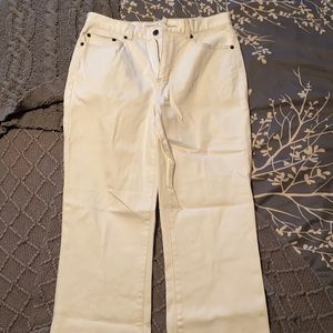 Size 4 white jeans! 👖